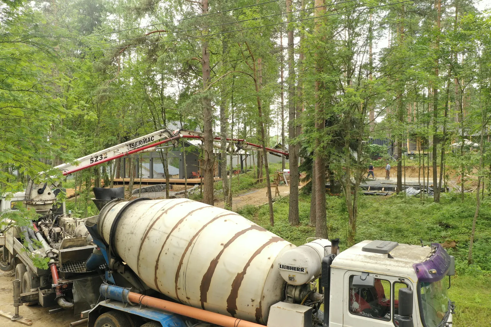 Работа автобетононасоса во время заливки фундамента