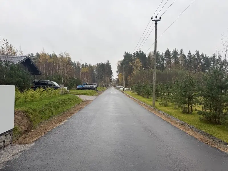 Асфальтированная улица между участками в посёлке Круглое озеро