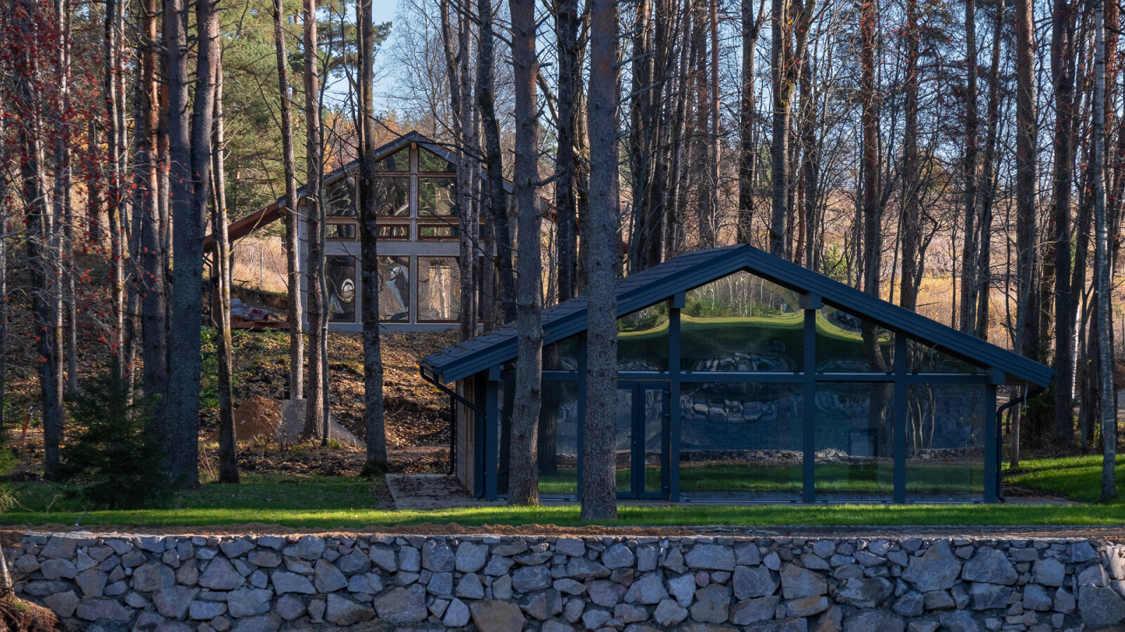 Дом в осеннем лесу поселка Круглое озеро