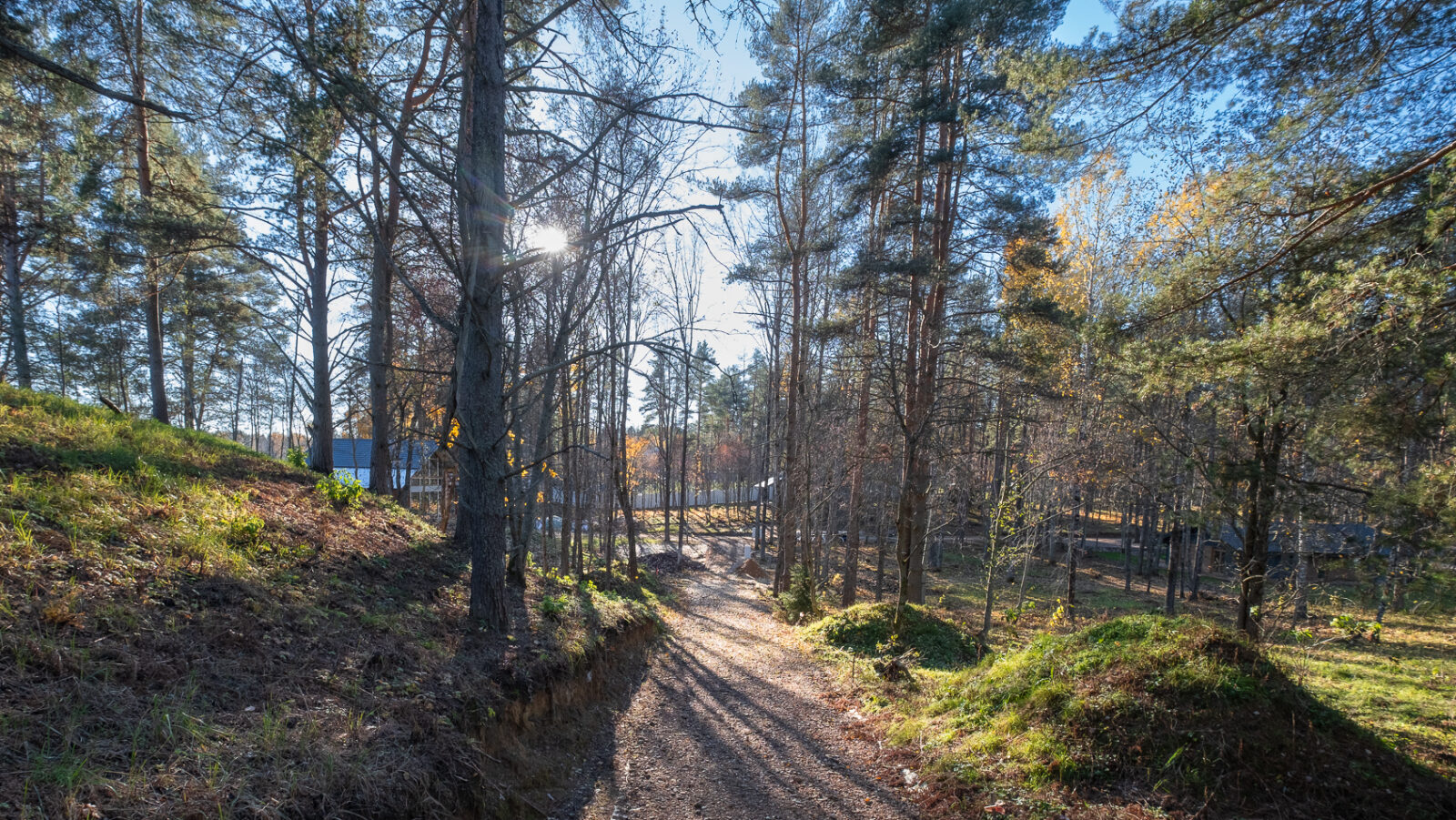 Вид на поселок Круглое озеро осенью
